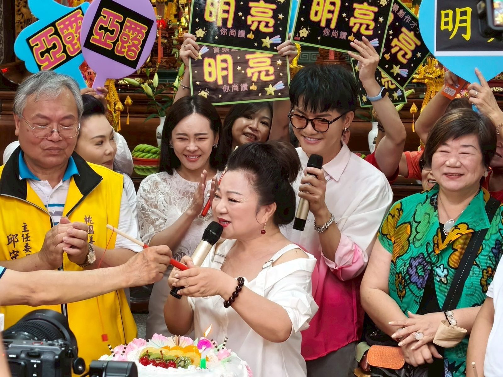 白冰冰(中)在姜太公廟求得幸運釣竿。長興影視提供