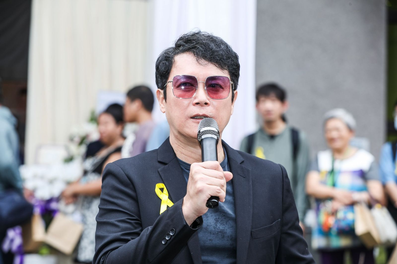 直擊/陳盈潔「兒子」現身送最後一程!憶病榻上身影 王燦哽咽:仍掛著淺淺笑容