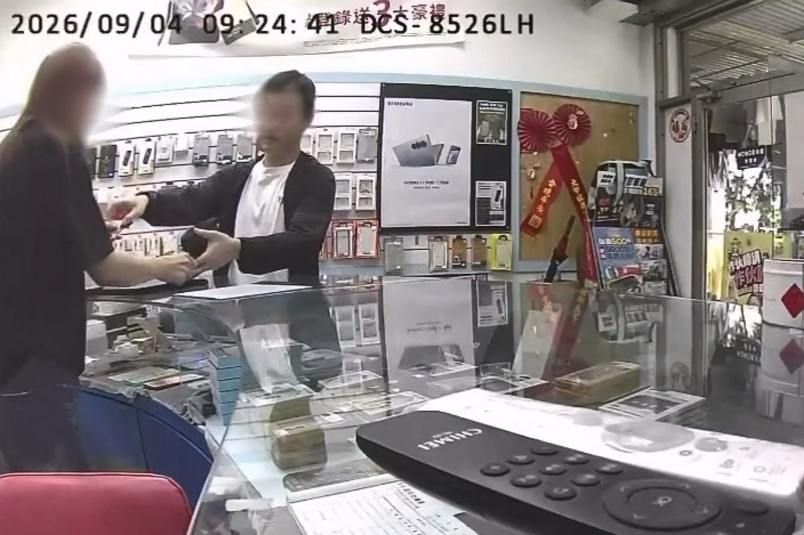 「只顧著刷卡」通訊行遭竊!iPhone 17 Pro Max 被摸走...店員懊惱:回頭已來不及