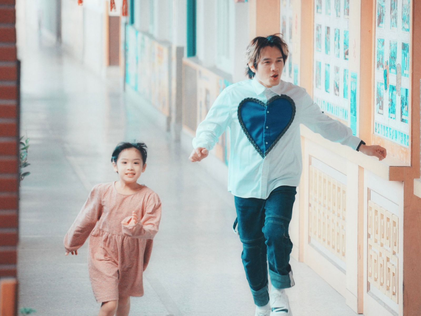 羅文裕與愛女一同合唱〈Darling Kids〉。大賞門文化提供