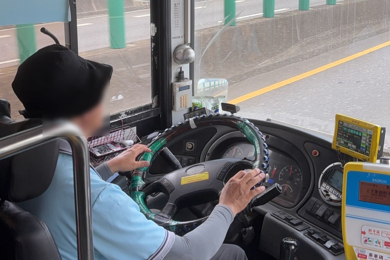 搭公車驚「室內39度」悶到眼前一片白!司機嘆無法開窗:已經維持一週