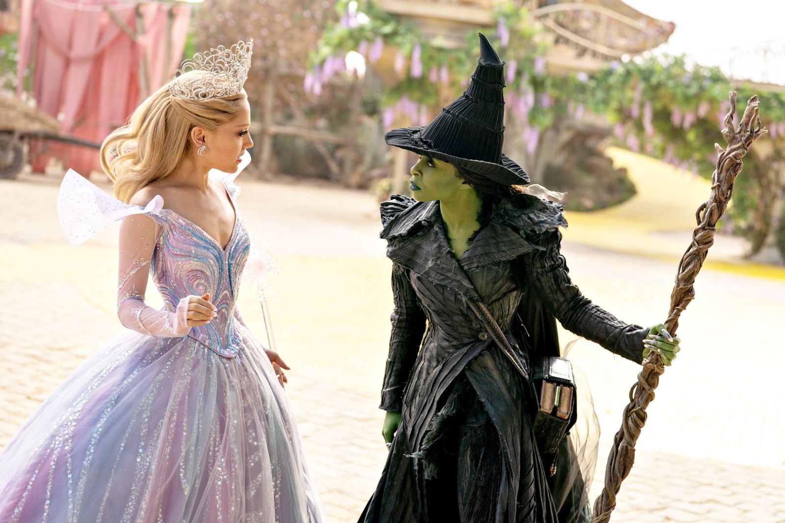 魔法壞女巫:第二部》亞莉安娜、辛西婭艾利沃服裝由獲奧斯卡肯定的服裝設計師保羅泰茲威爾再度掌舵。UIP提供