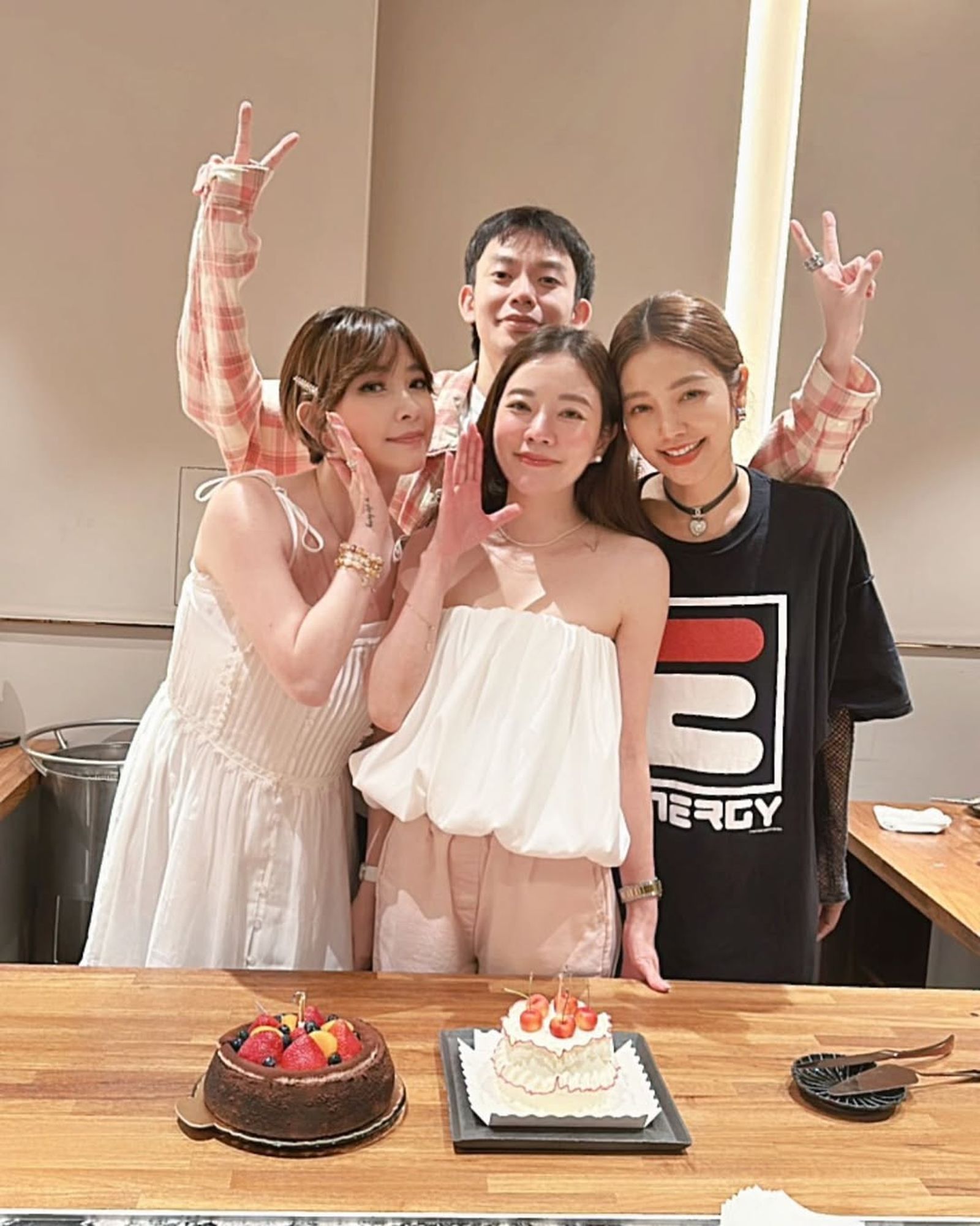 許路兒(前排右起)與兩位妹妹許菲菲、許維恩,及弟弟許湯姆(後)都超會保養。翻攝IG@lurehsu