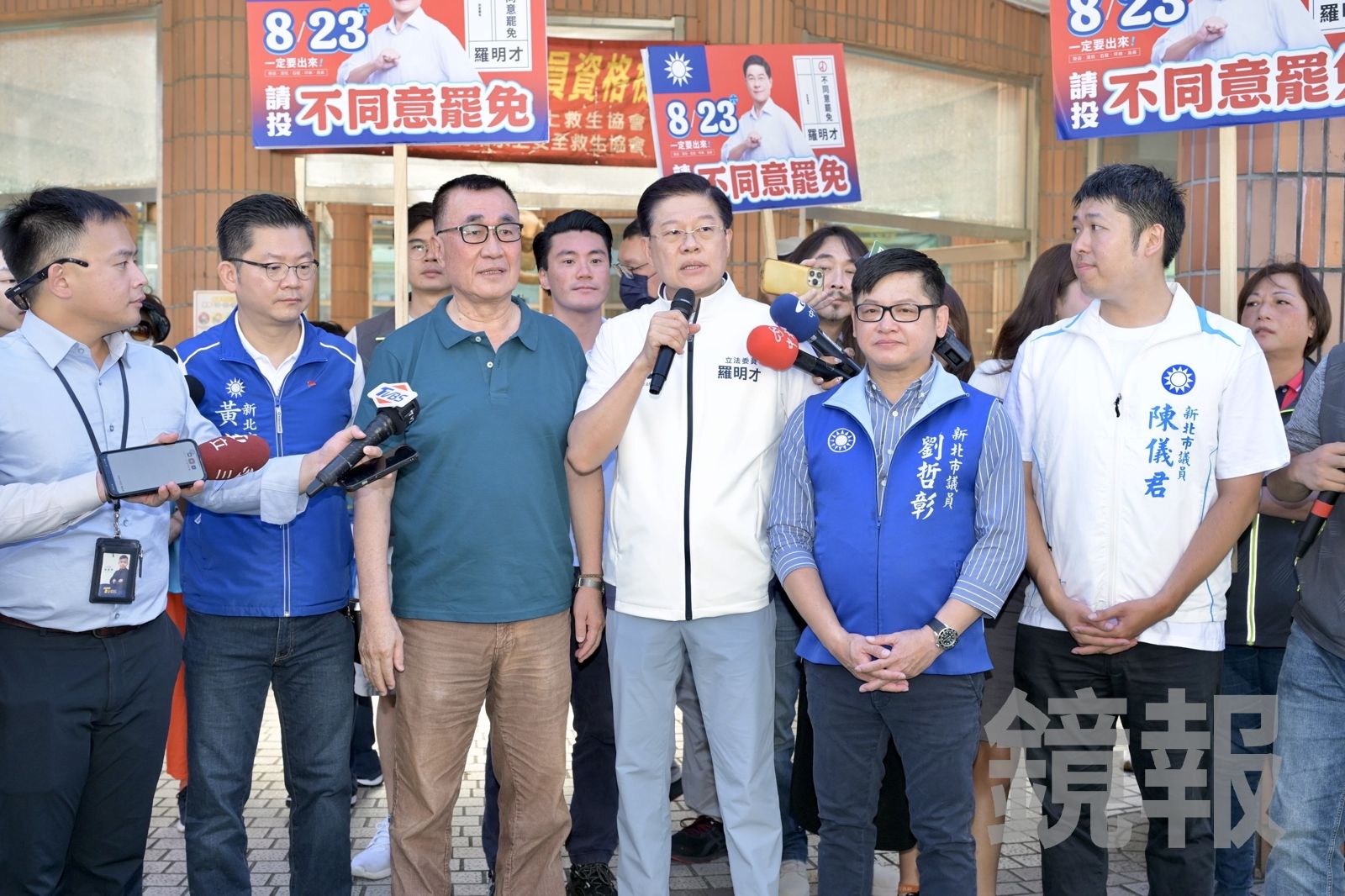羅明才（中）今天與李四川（左3）一同前往新店建國市場掃街反罷免。（圖／林煒凱攝）