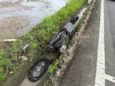 撞擊力道之大,機車幾乎全毀。翻攝畫面