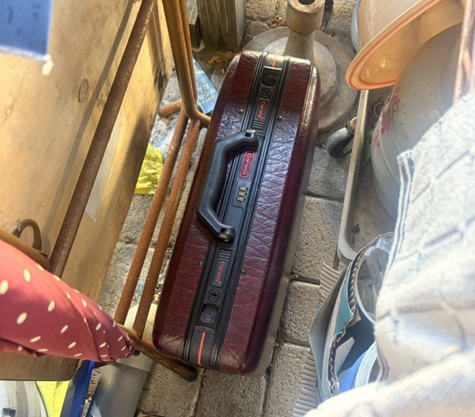 謝龍介服務處泡茶桌下方的行李箱是黃姓民眾暫時置放。讀者提供
