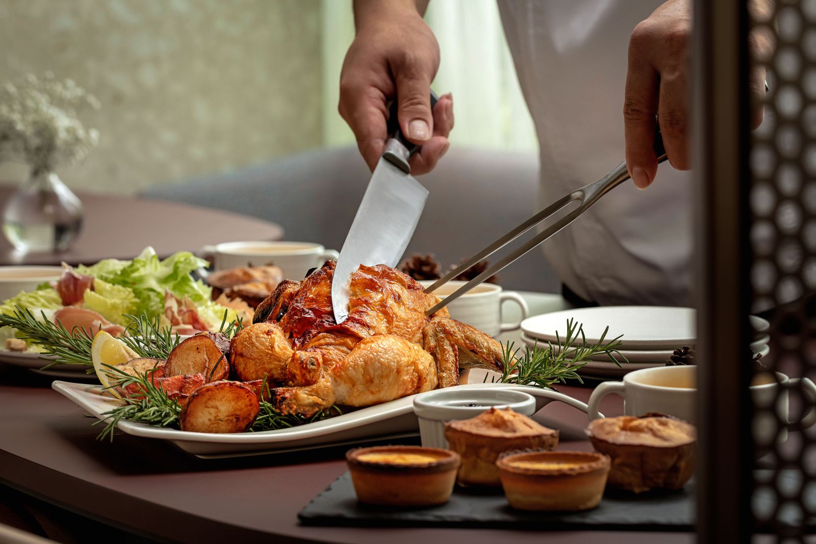 皮脆爆汁！國聯飯店感恩節限定「野蕈香料鑲雞」噴香夠味、超搭英式布丁麵包