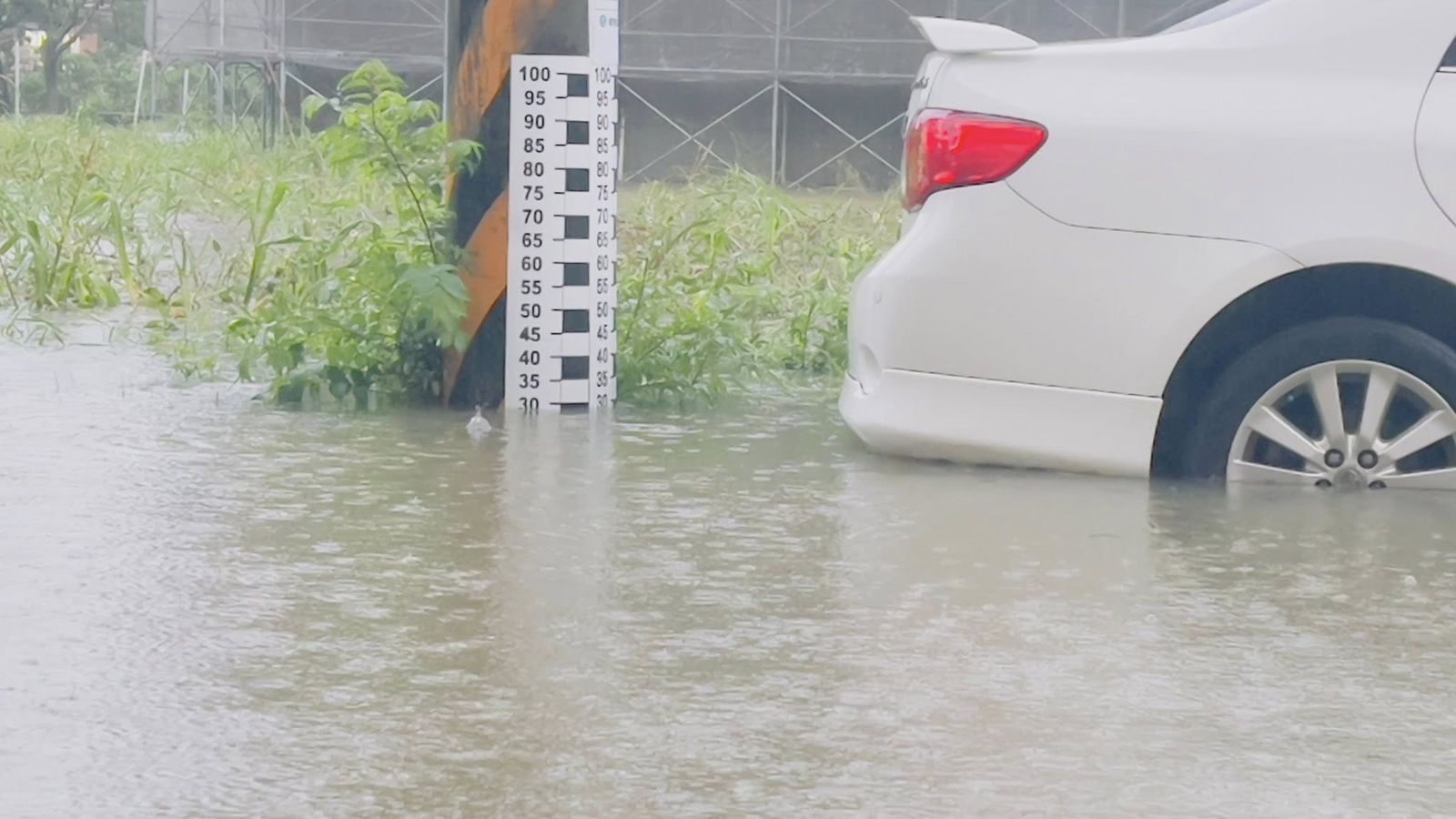 大雨狂炸！嘉義縣緊急宣布停班課　網曝淹水慘狀「是瞬間大雨還是地層下陷」