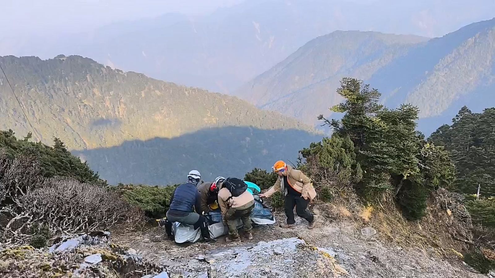 南橫三星悲劇！63歲男登關山猝逝　妻「3328m冰冷稜線」伴屍熬過黑夜