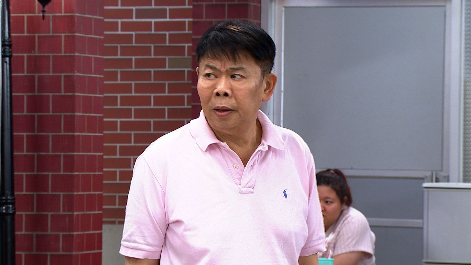 馮凱導演驚喜客串《豆腐媽媽》,親自化身奧客上陣演出。民視提供