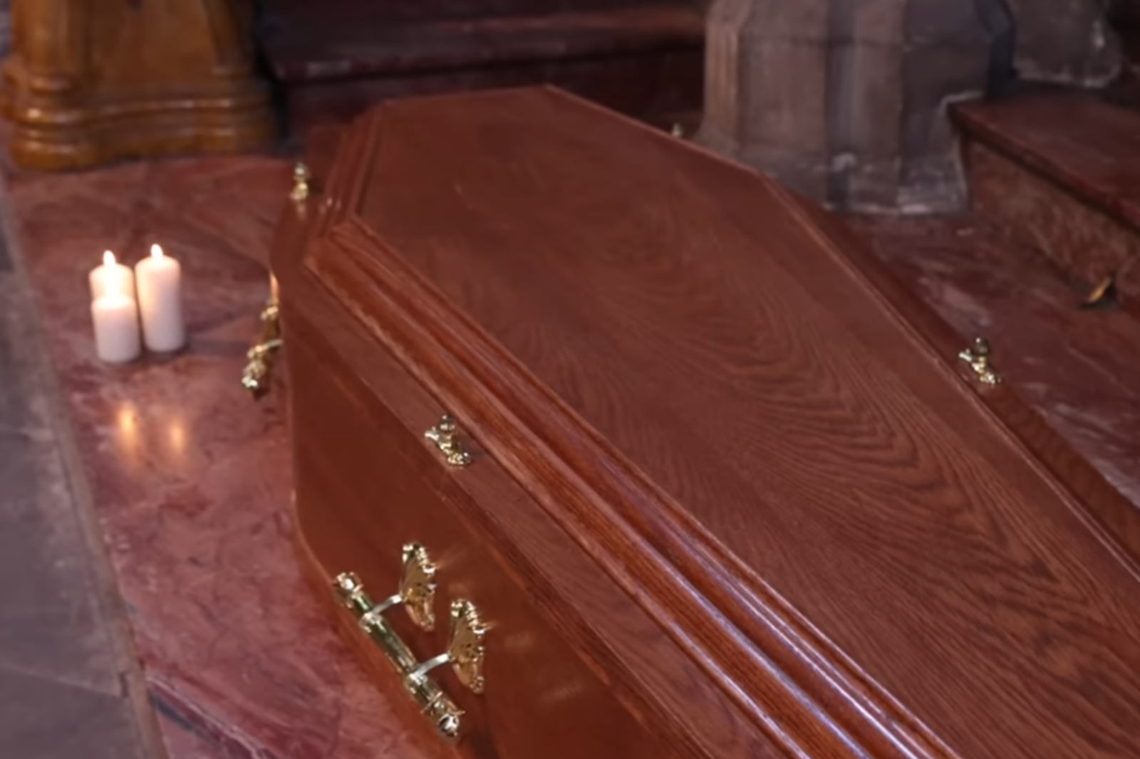 Fosh為申請機票退款假裝自己死亡。圖/翻攝自Max Fosh YouTube