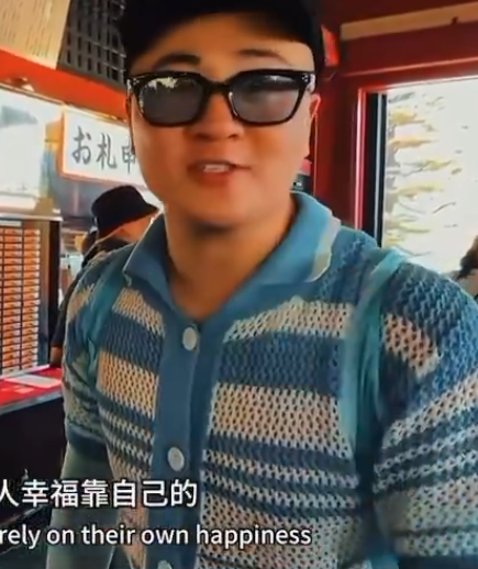 中國男淺草寺投冥紙求籤，遭網友砲轟。圖／翻攝自Ｘ