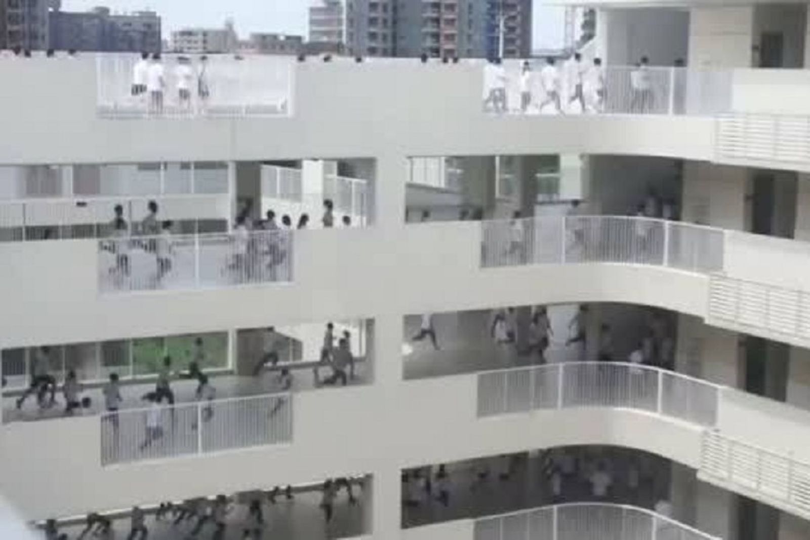 想當翁曉玲中國人 下課奔跑搶飯如喪屍!學生怨「監獄還比學校爽」