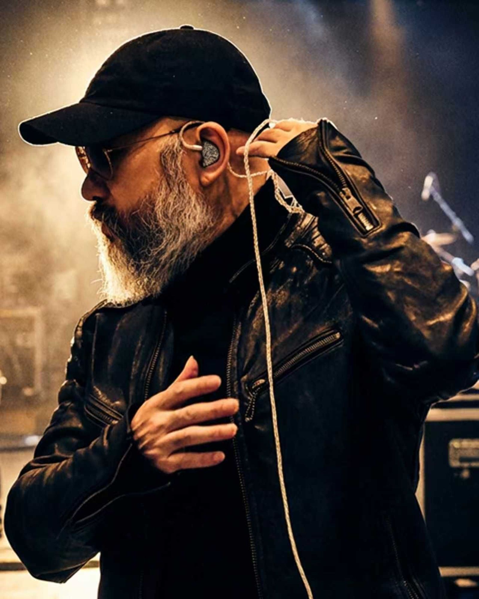 辛龍在社群分享穿皮衣的照片,帥氣模樣令網友狂讚。翻攝辛龍臉書