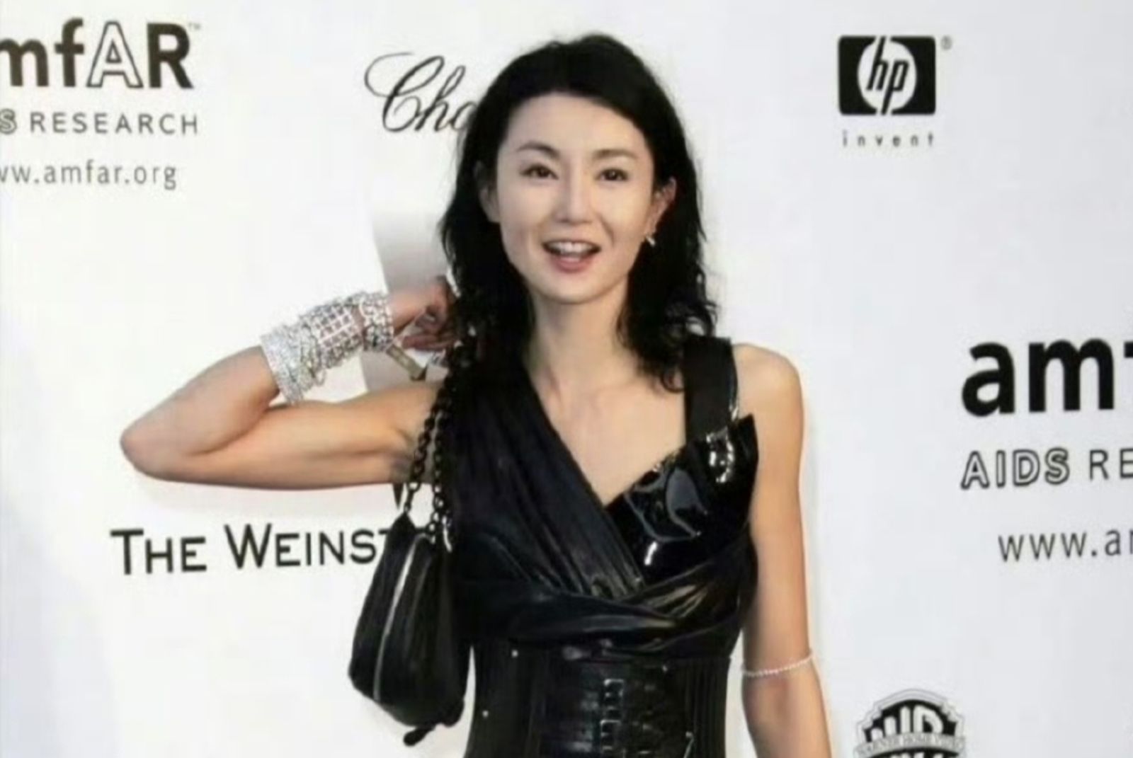 61歲張曼玉「0濾鏡」久違現身！「臉部2處變樣」真面目認不出　遭疑醫美過頭