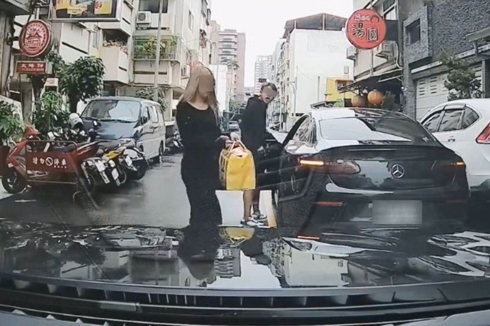 同車染金髮的女子拎著太陽餅禮盒上車，賓士車駕駛還繼續怒罵。翻攝社會事新聞影音
