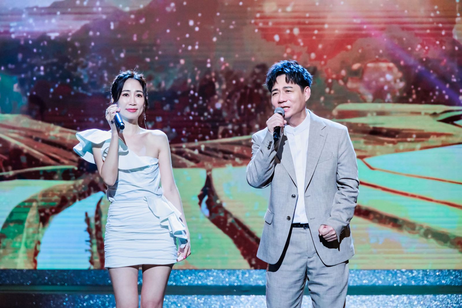 《綜藝一級棒》(左)向蕙玲、陳隨意表演差點摔壞30萬元麥克風。中視提供