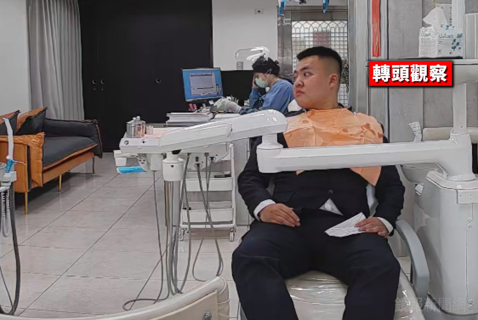 男動手毆打女牙醫前,還不時轉頭觀察冷氣工動態。翻攝畫面
