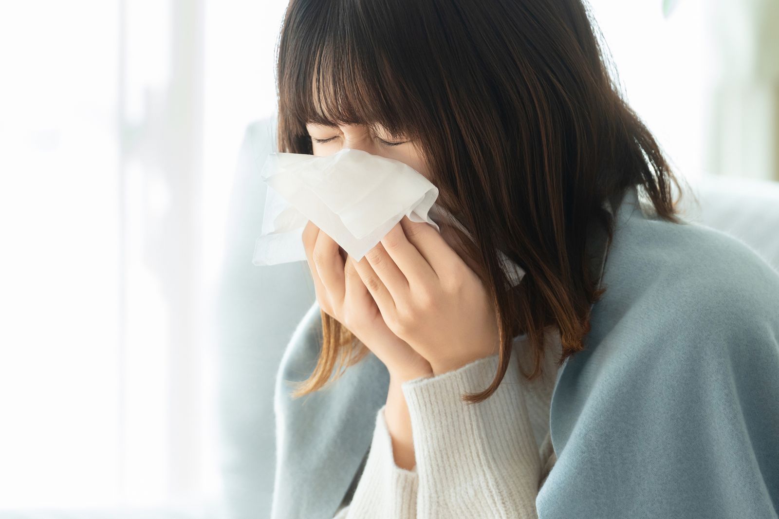 打噴嚏震斷肋骨、抱一下慘爆6骨折,醫揭2女共通點:天天喝咖啡又不曬太陽。示意圖/取自photoAC