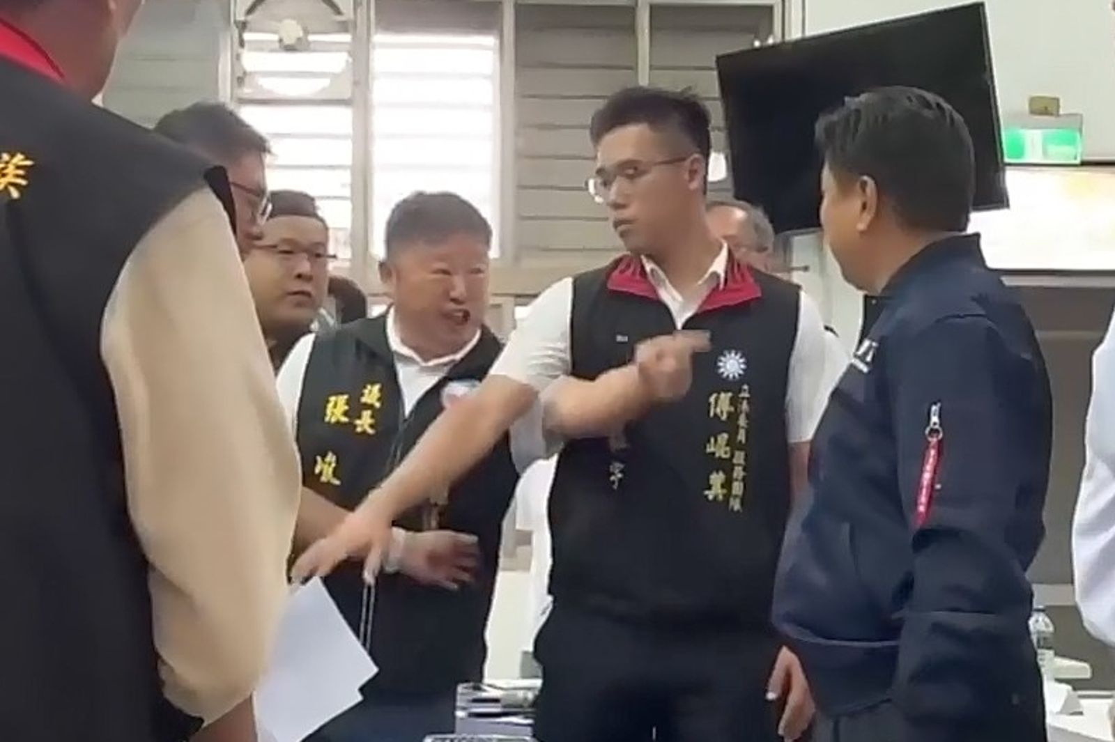 不滿傅崐萁辦重建說明會排擠光復災民 花蓮議長張峻衝入踢桌、怒嗆「不要臉」