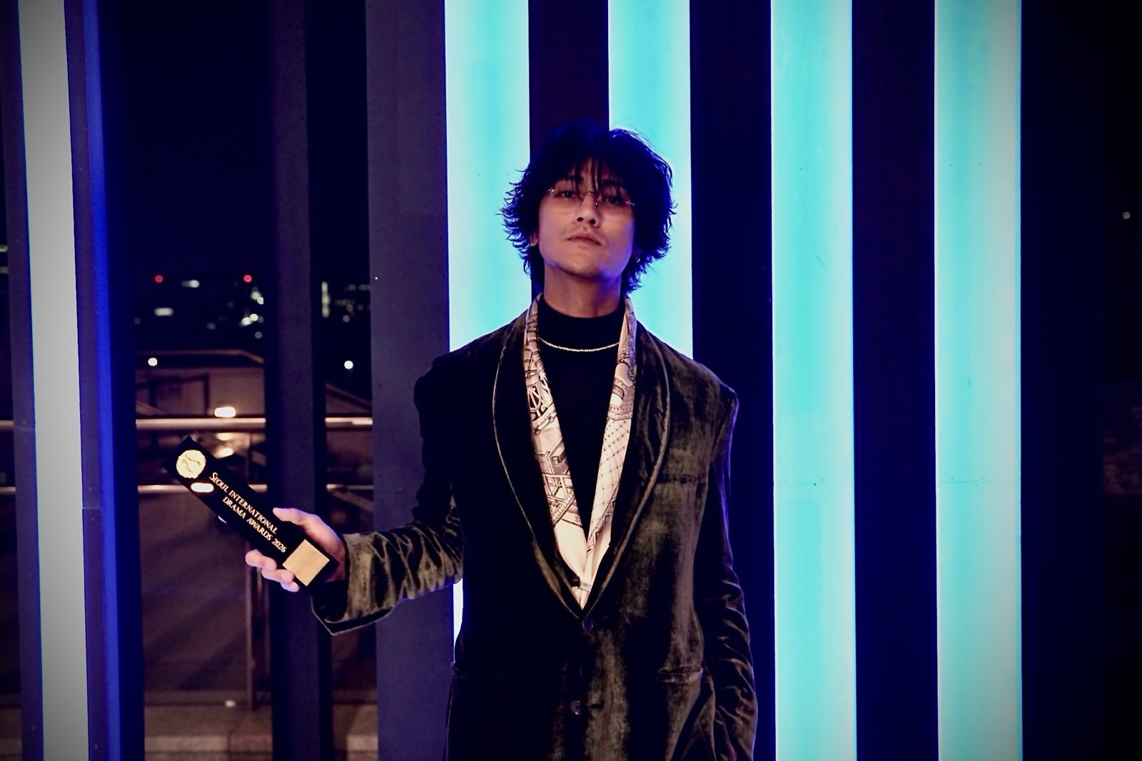 赤西仁感謝粉絲的投票,讓他抱回亞洲明星獎。圖/翻攝自IG@jinstagram_official