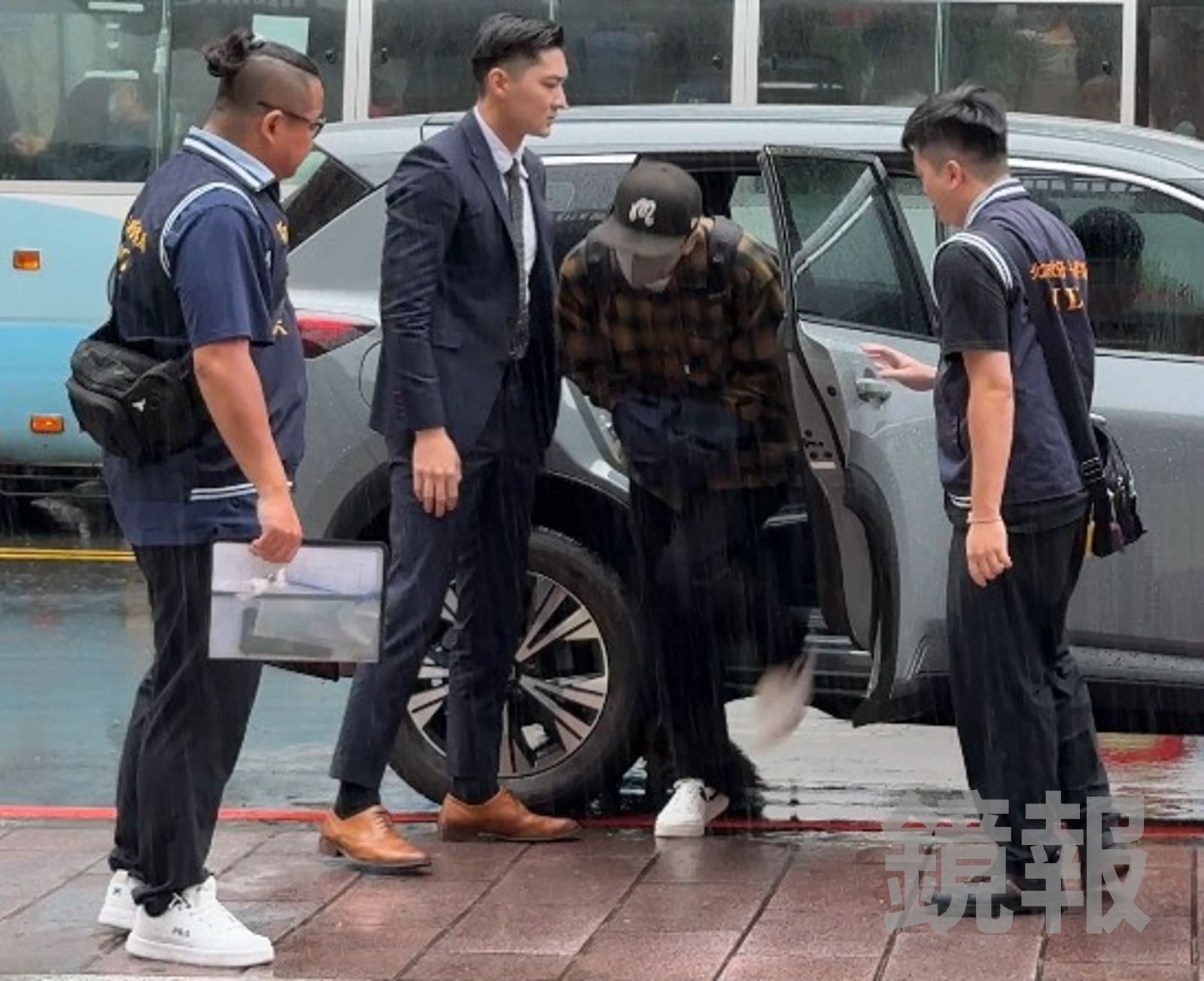 拘提藝人坤達時，外界意外注意到一旁帥氣的檢察官(左2)。