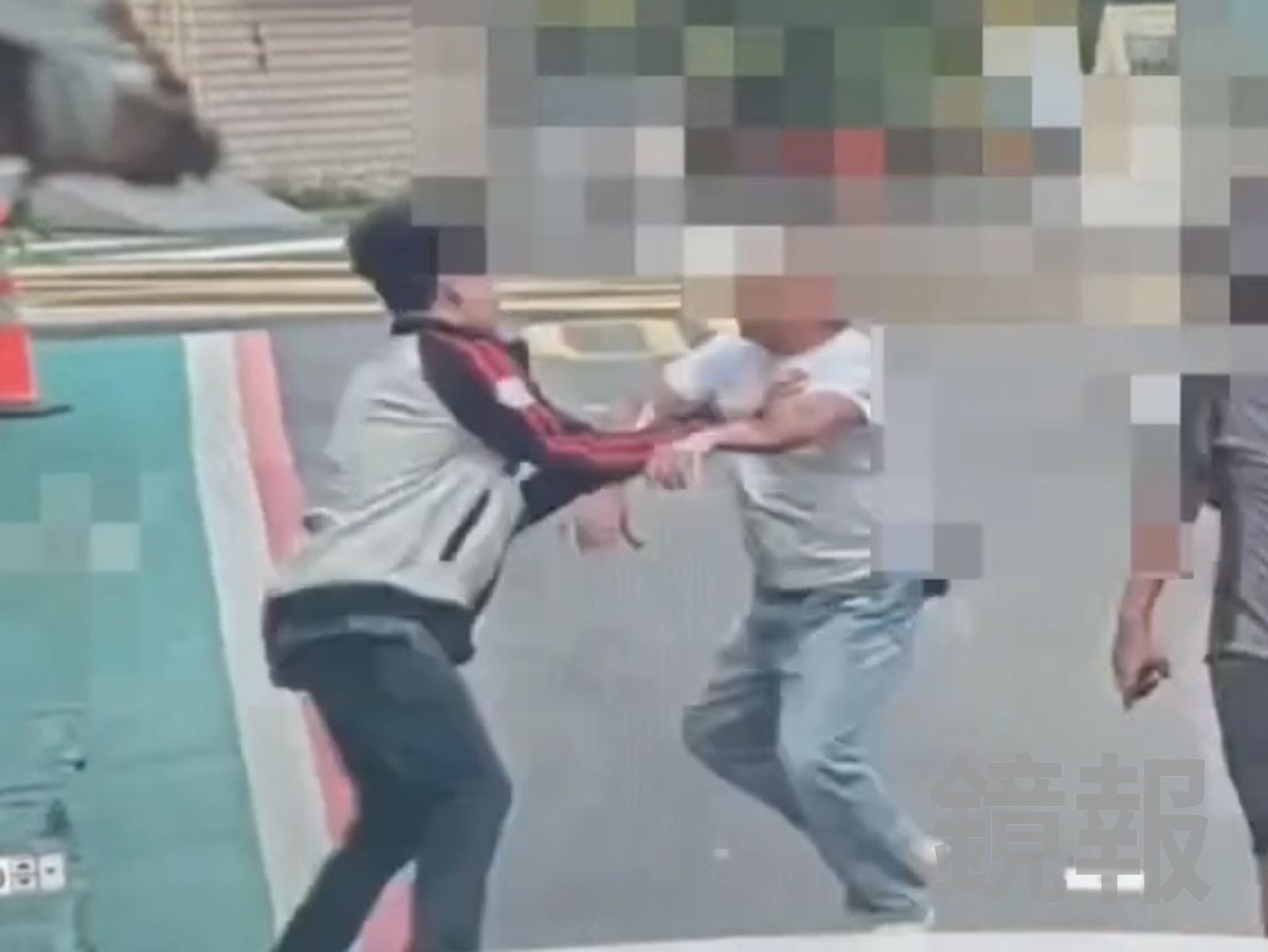 衝動片／25歲男牛肉麵店前挑釁嗆「看三小」　慘遭61歲阿伯KO