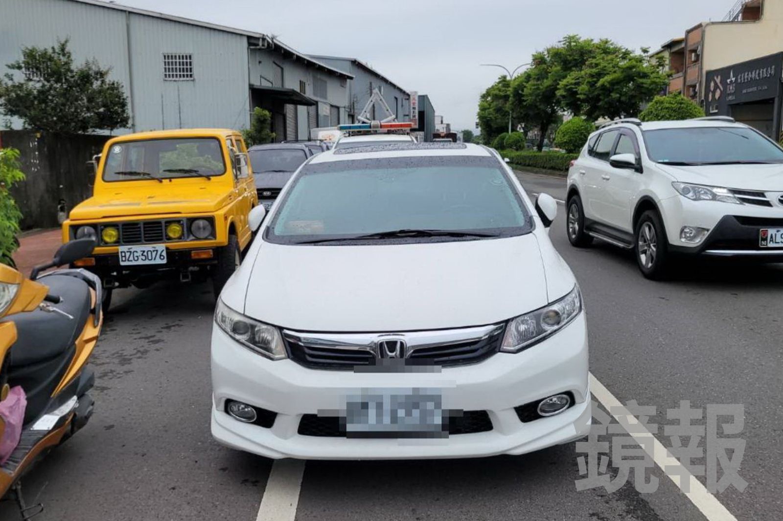 熱心民眾在車禍現場400公尺外攔停肇事轎車。民眾提供