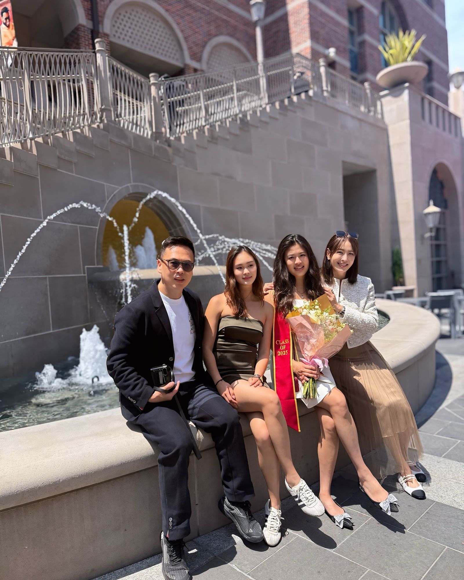 王兆杰（左起）、二女兒小羽、大女兒安安、賈永婕，一家人溫馨合照。翻攝賈永婕臉書