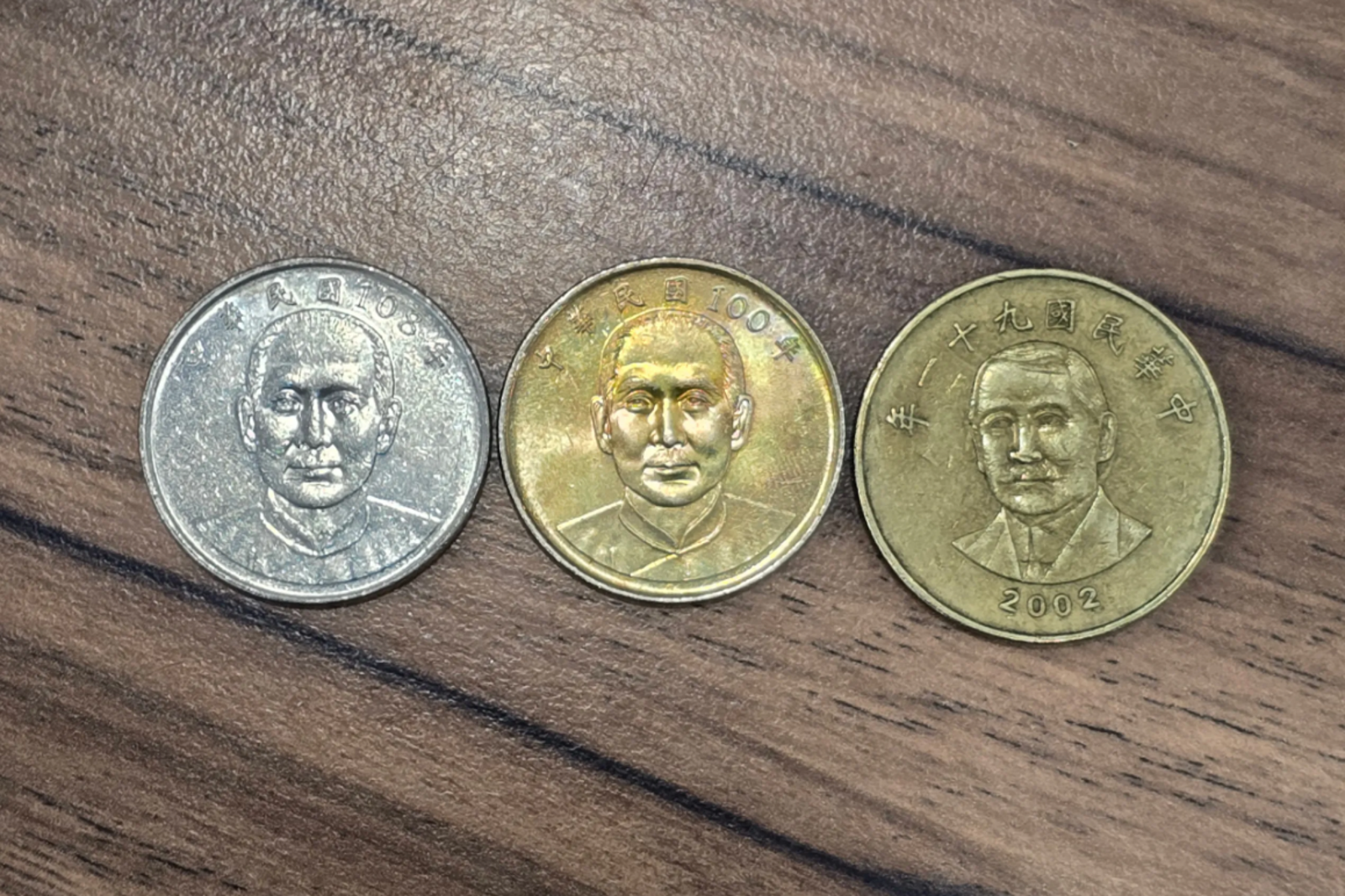 民眾收到遭電鍍佯裝成50元之10元硬幣，忙碌下難以察覺。圖／翻攝自Threads