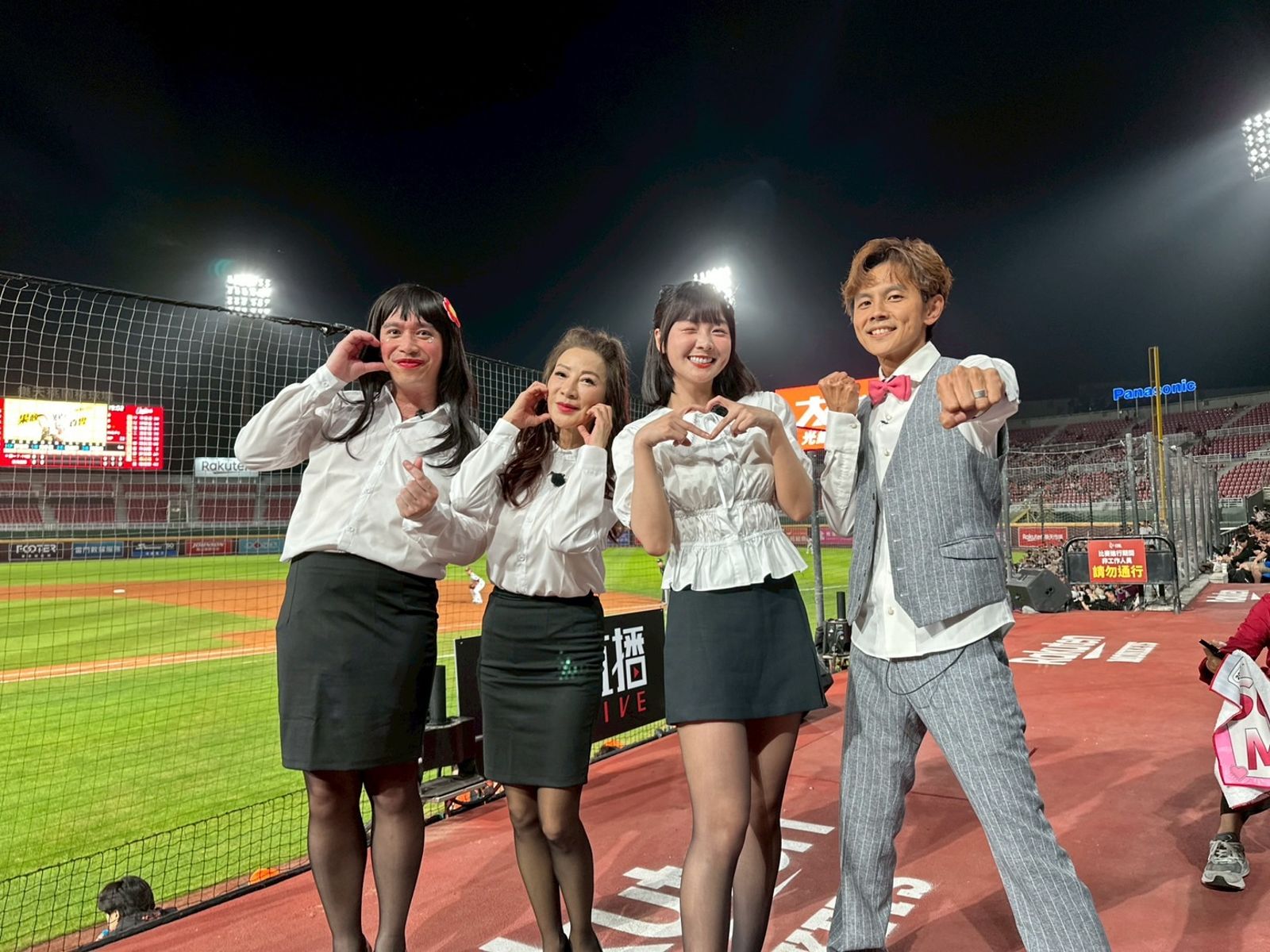 楊繡惠（左二）一身性感套裝，變身啦啦隊隊員。民視提供