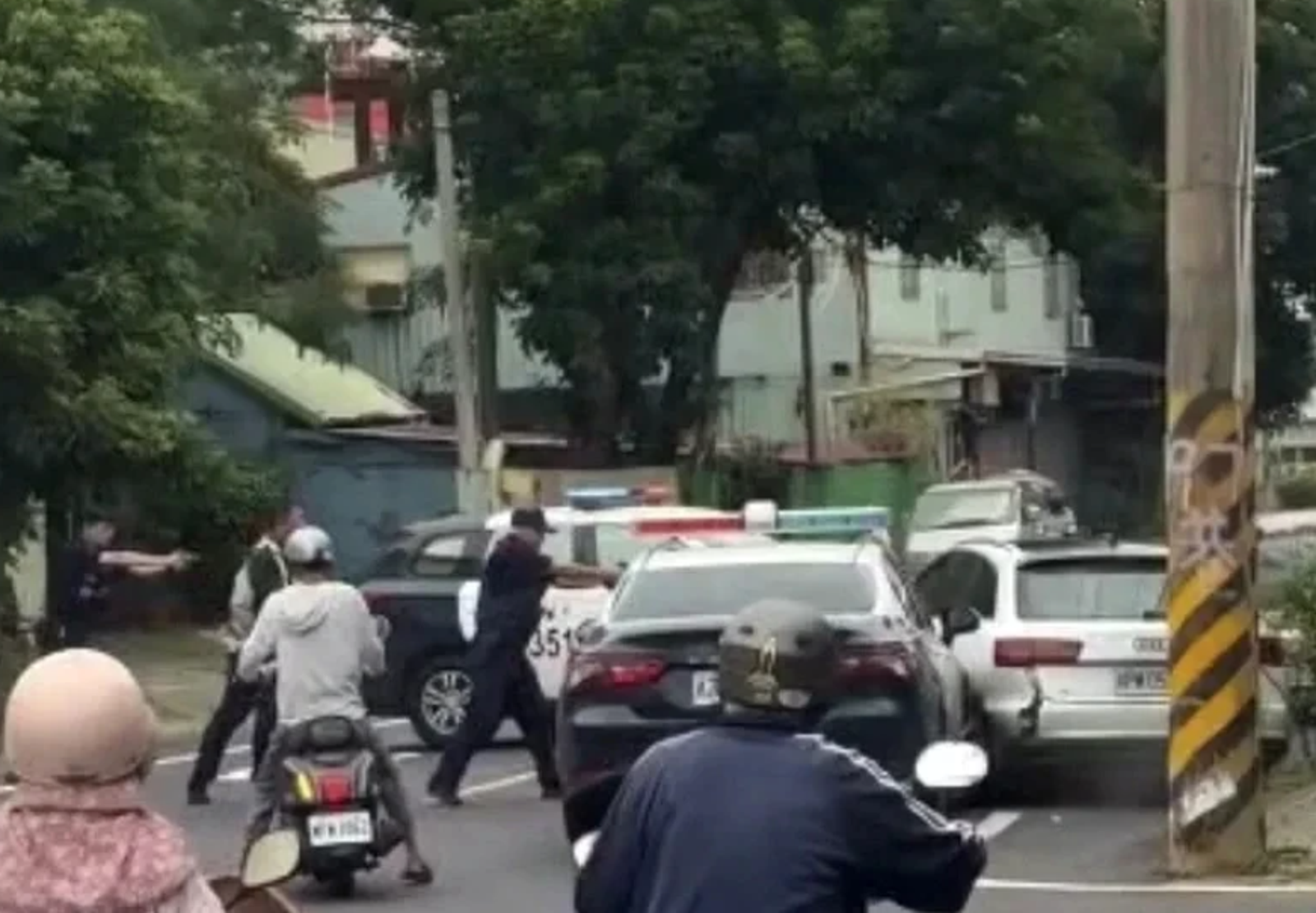 警方持槍喝令奥迪男下車。threads@amsann提供
