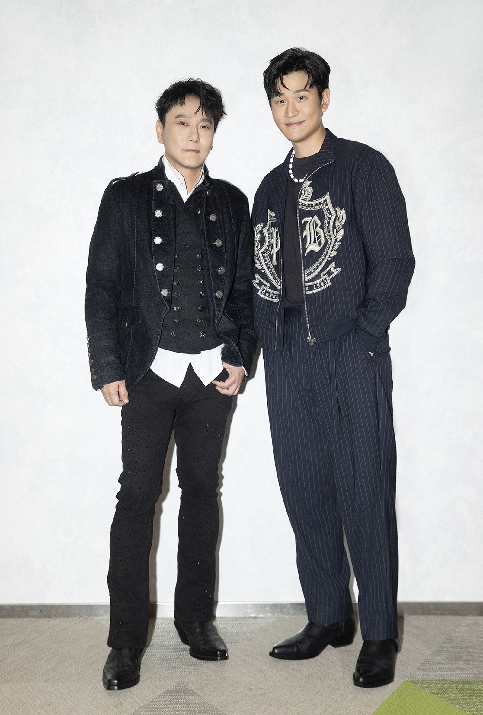 張信哲（左）和周興哲相隔多年再度合體。潮水音樂提供