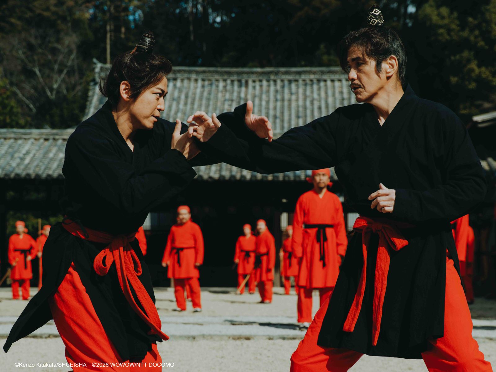 龜梨和也（左）與前輩佐藤浩市相隔20年再度合作，憑藉互信關係完成真實性極高的武打戲。Hami Video提供