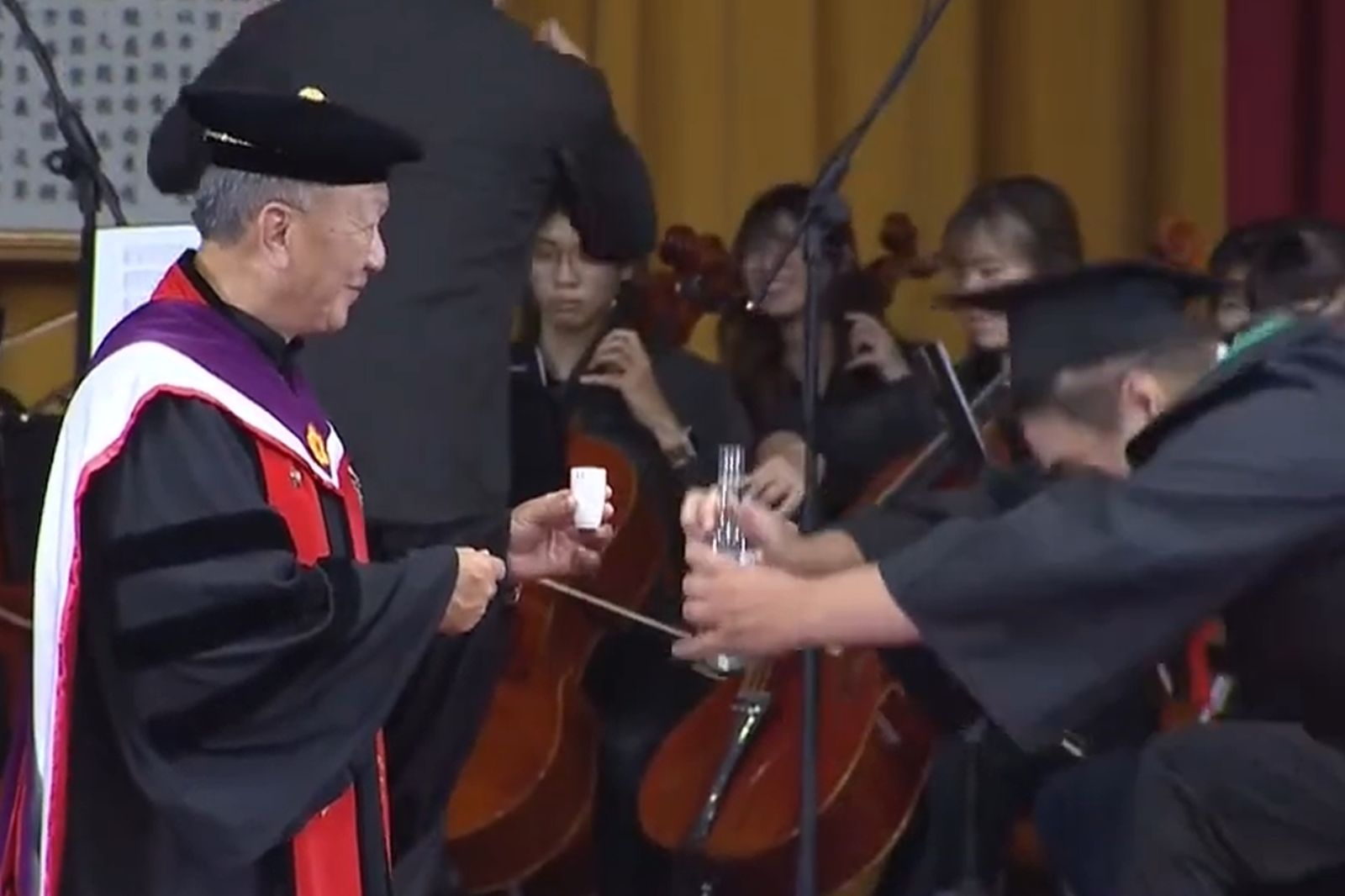 郭男向理事長敬酒。圖/國立臺南大學114級畢業典禮