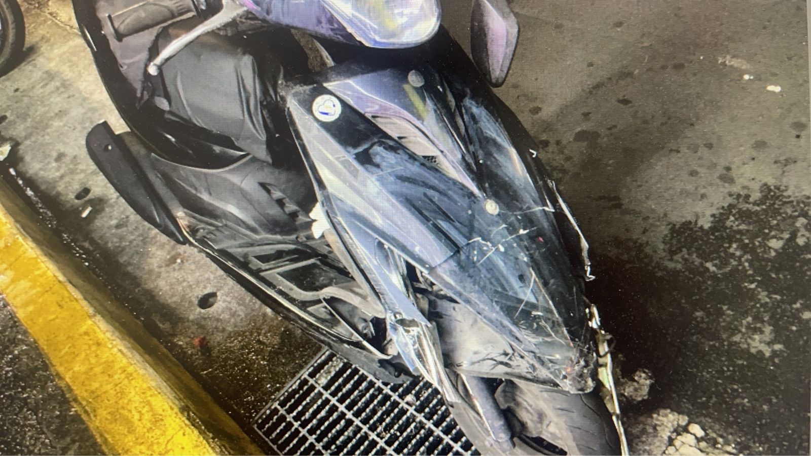 肇事機車車頭毀損嚴重。翻攝畫面