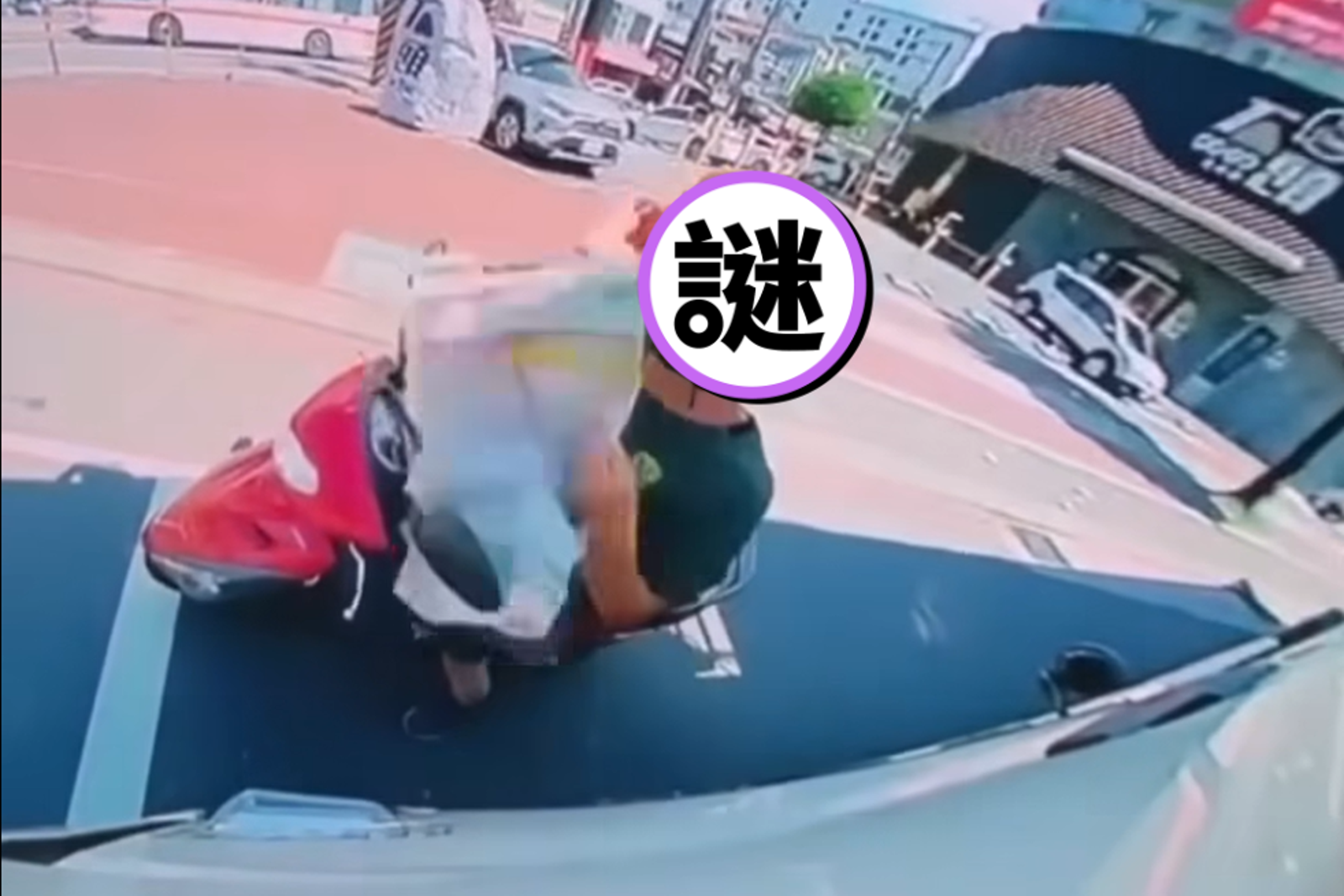 命不要了？騎士停等紅燈竟躲大車旁「看報紙」