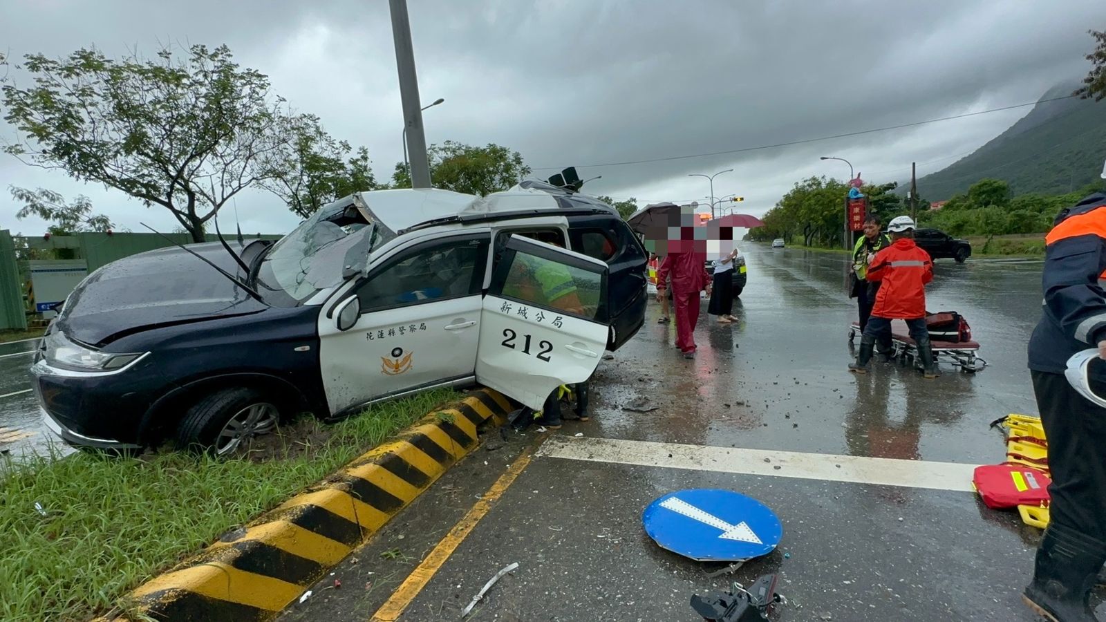花蓮警車押解詐欺犯失控打滑自撞燈桿　嫌犯死亡！2警滿臉是血送醫