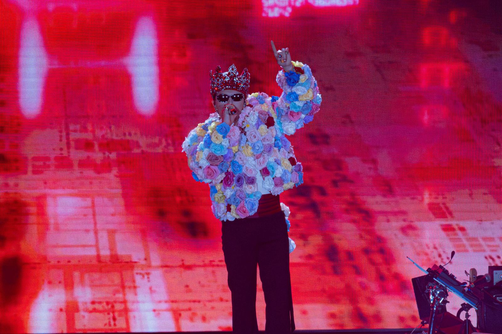 GD今晚再度穿上彩虹玫瑰戰袍登上台北舞台。讀者提供