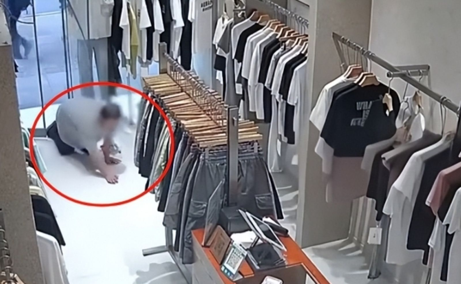 男子爬進女裝店！脫褲「猥褻地板」　闆娘看監視器崩潰