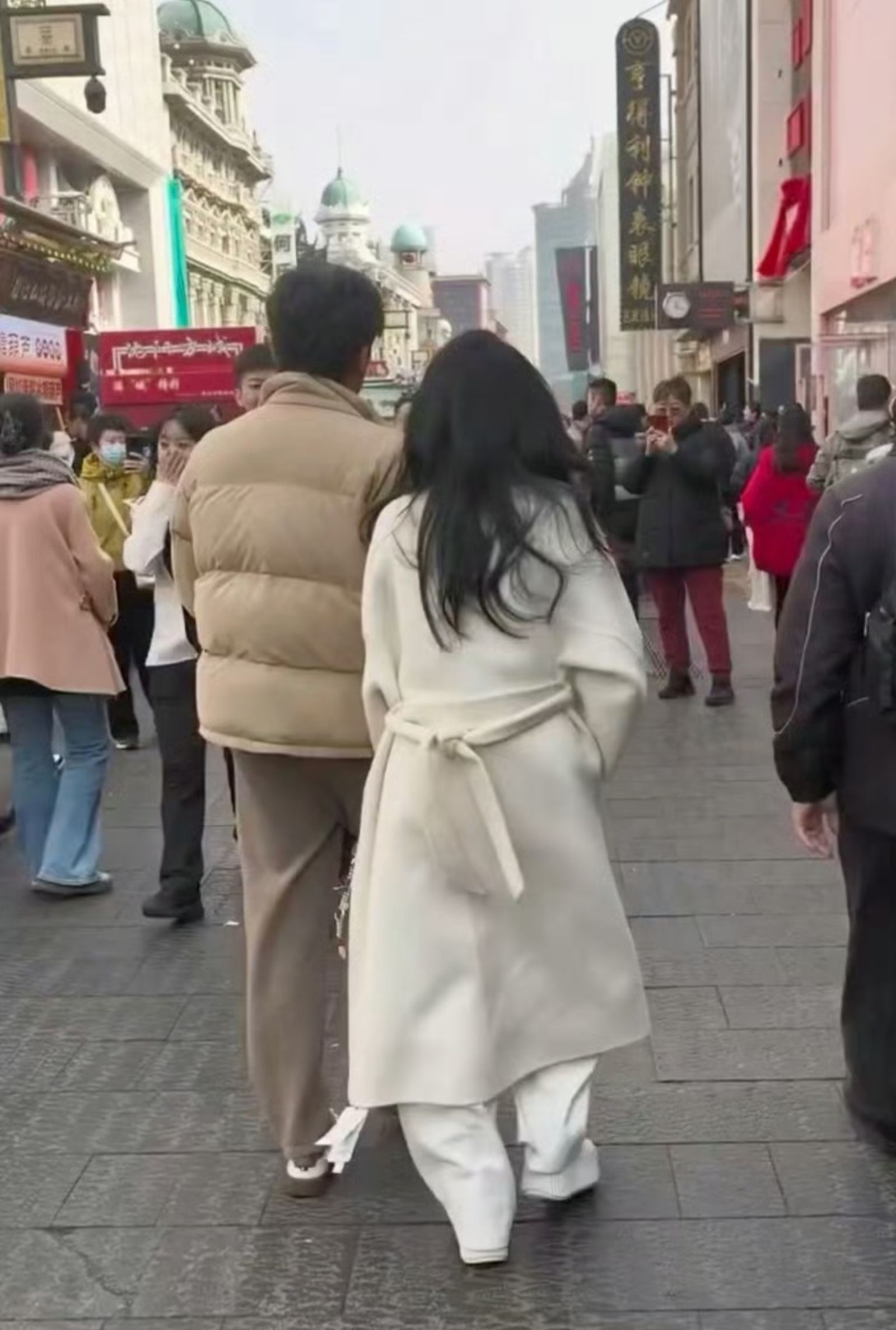 伊能靜被拍到大衣後方的吊牌沒剪。翻攝栖珉紀微博