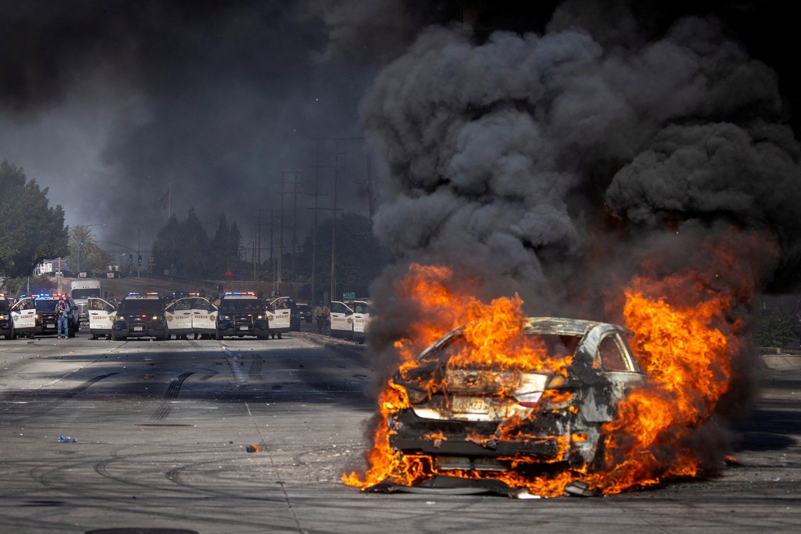 不滿川普逮非法移民!洛杉磯連2日衝突畫面曝光 白宮高層譴責「對美國主權叛亂」