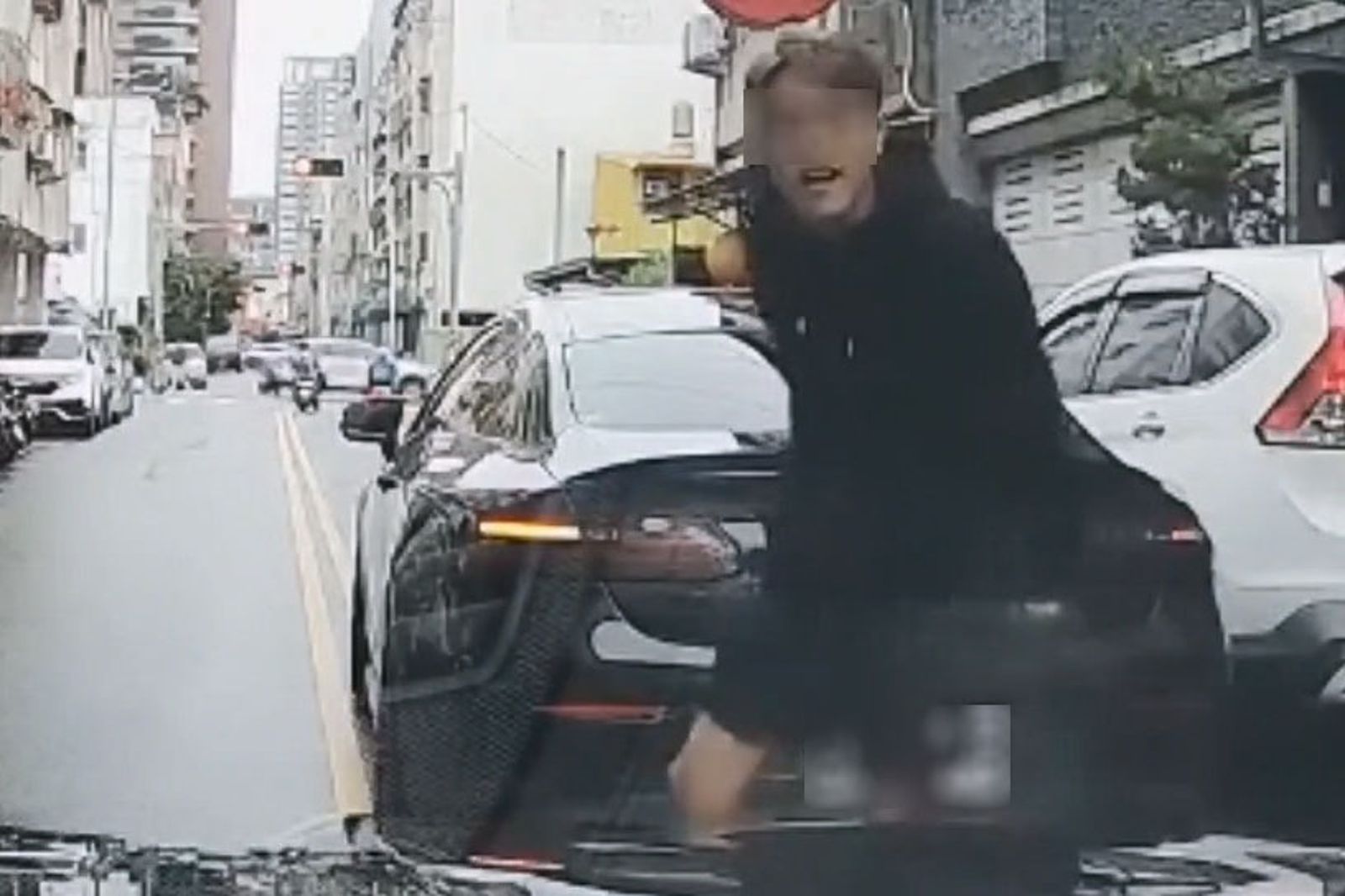 都是太陽餅惹禍！賓士男「併排擋路」下車買 　後方一排車齊按喇叭等他