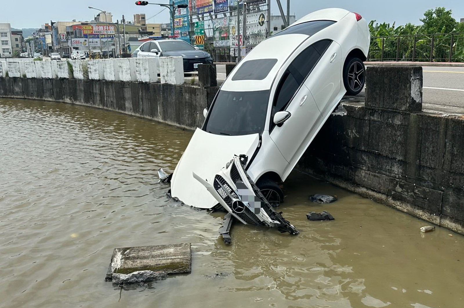 賓士斜插栽進水田!駕駛疑恍神撞破護欄釀禍 後輪懸空險況曝