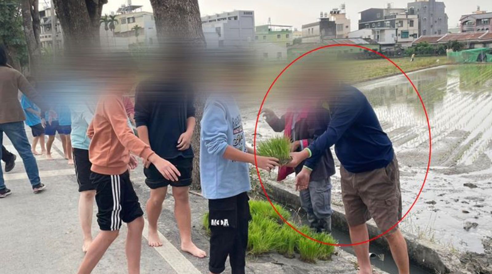 疑抗議校長刪課逼轉校 高雄男師墜樓亡 親友怒嗆校長:去靈前說清楚