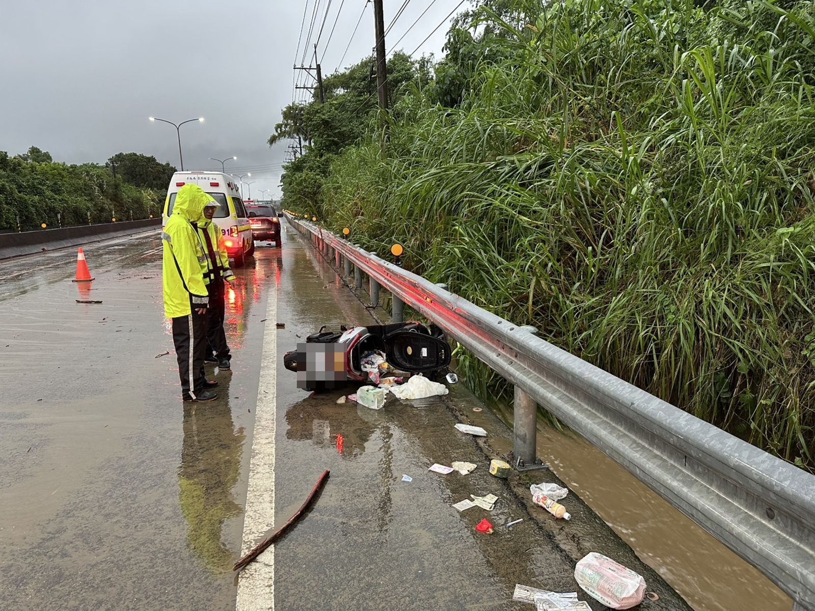 人呢？高雄旗山暴雨機車倒路邊未熄火　騎士離奇失蹤警消沿大排搜尋中