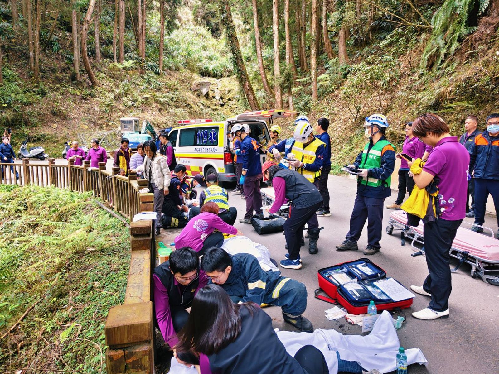 杉林溪接駁車暴衝墜谷! 退休夫妻天人永隔 五姊弟賞櫻、么弟肋骨斷裂、命危搶救
