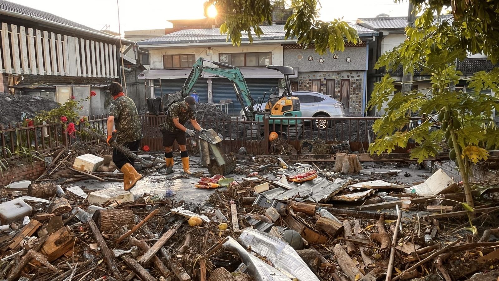 黃恩賜感謝兩名國軍弟兄幫忙清理家園。黃恩賜提供