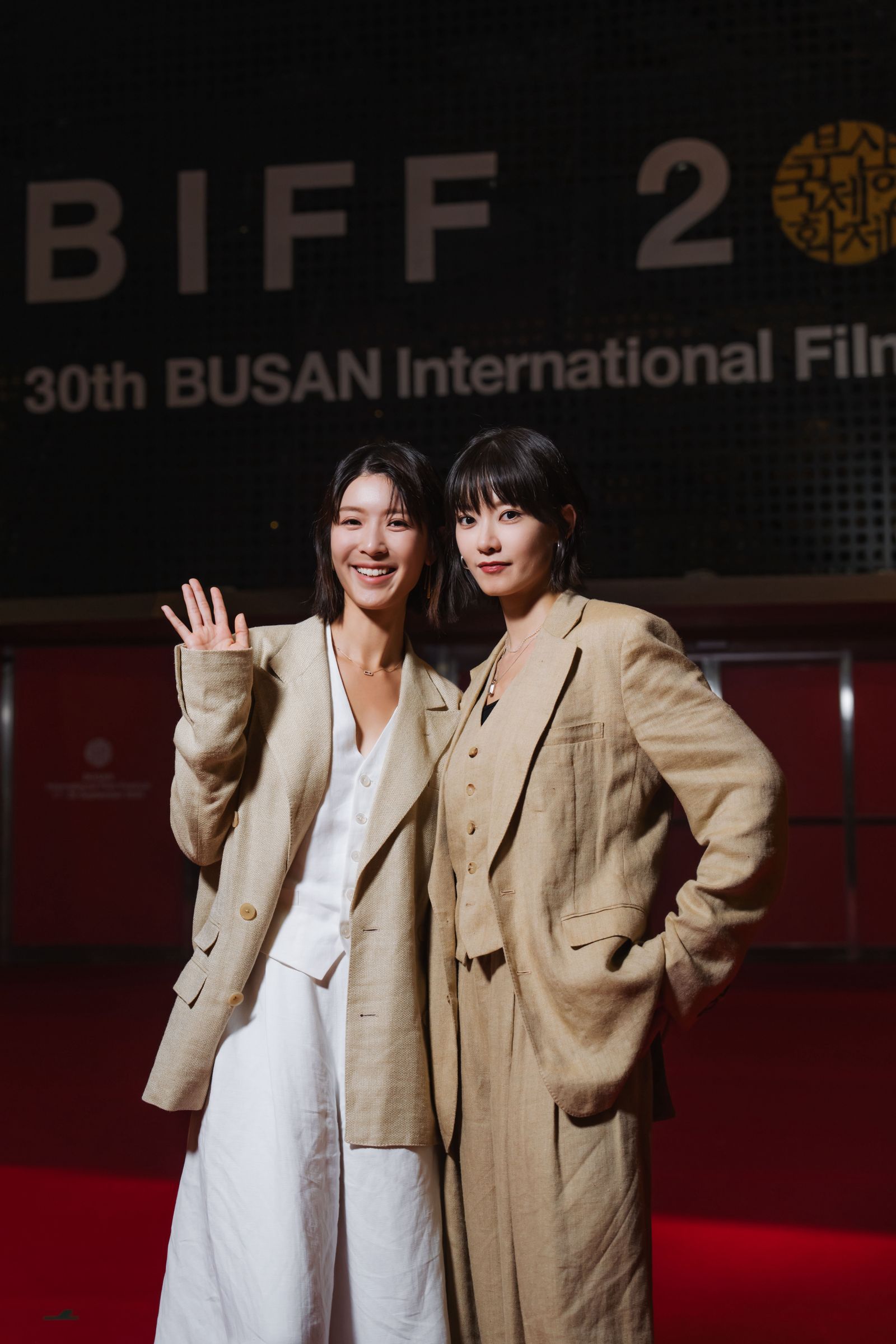 《女孩不平凡》主演余香凝（左）、廖子妤（右） 相隔多年再搭檔演CP。綺影發行提供