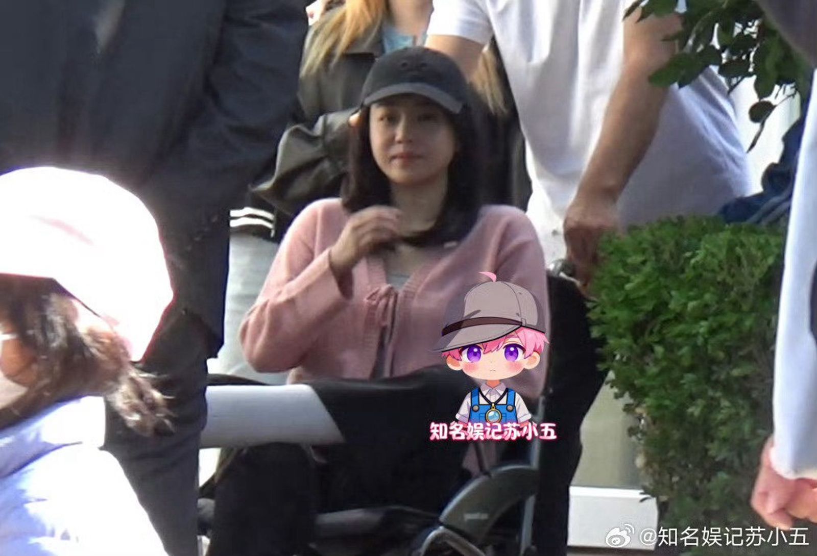 陳妍希被拍到坐輪椅畫面。翻攝微博